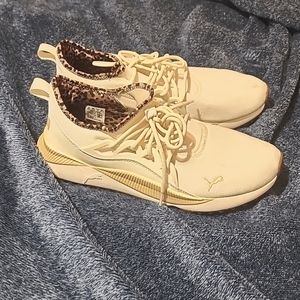 PUMA WOMENS PACER FUTURE ALLURE RUNNING SHOE SIZE 11